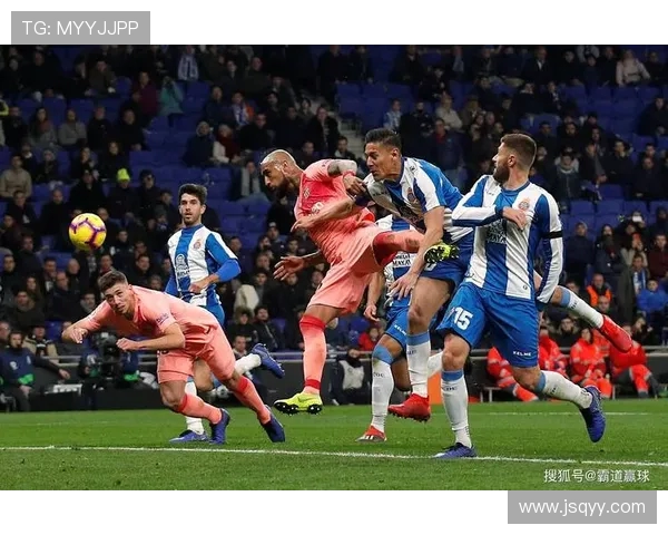 西甲第19轮焦点战西班牙人主场迎战巴塞罗那争夺三分之战